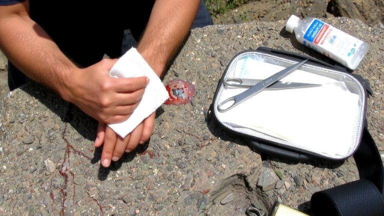 clean disinfect bandage protect
