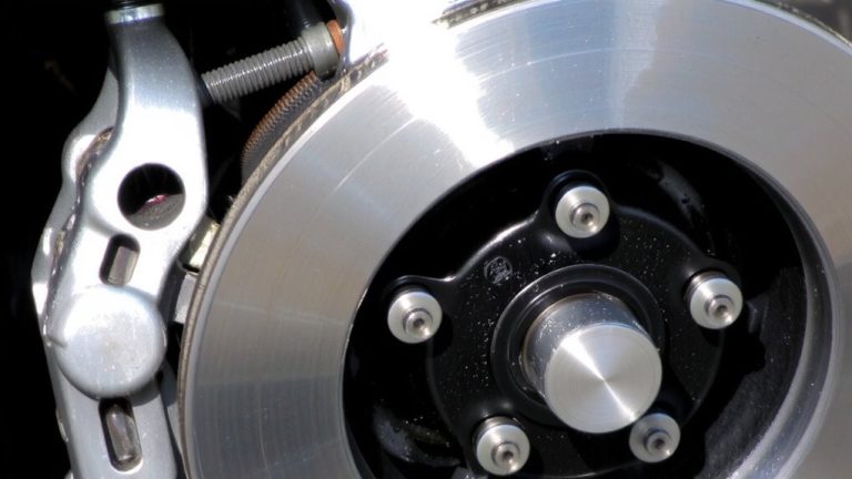 four piston caliper retraction monitoring